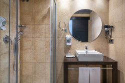 Baño Habitación Triple Aeroport Girona