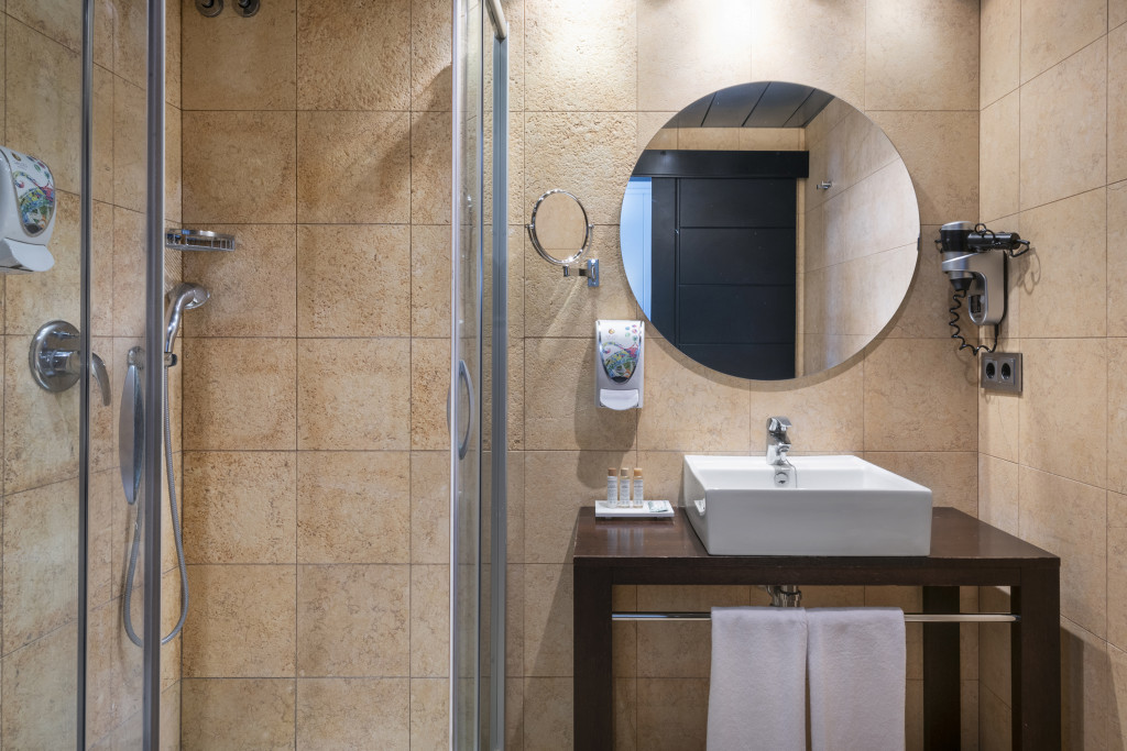 Baño Habitación Triple Aeroport Girona