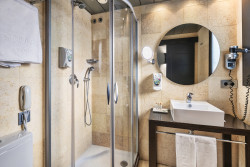 Baño Habitación Triple Aeroport Girona